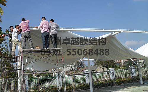 施工人员在进行葡萄视频APP官网下载安装装膜前的检查