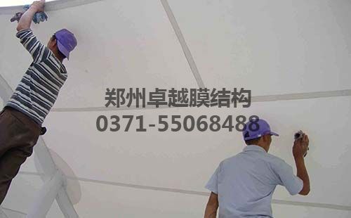 工作人员正在清洁葡萄视频APP官网下载安装膜面