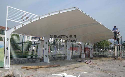 工人正在对葡萄视频APP官网下载安装除锈